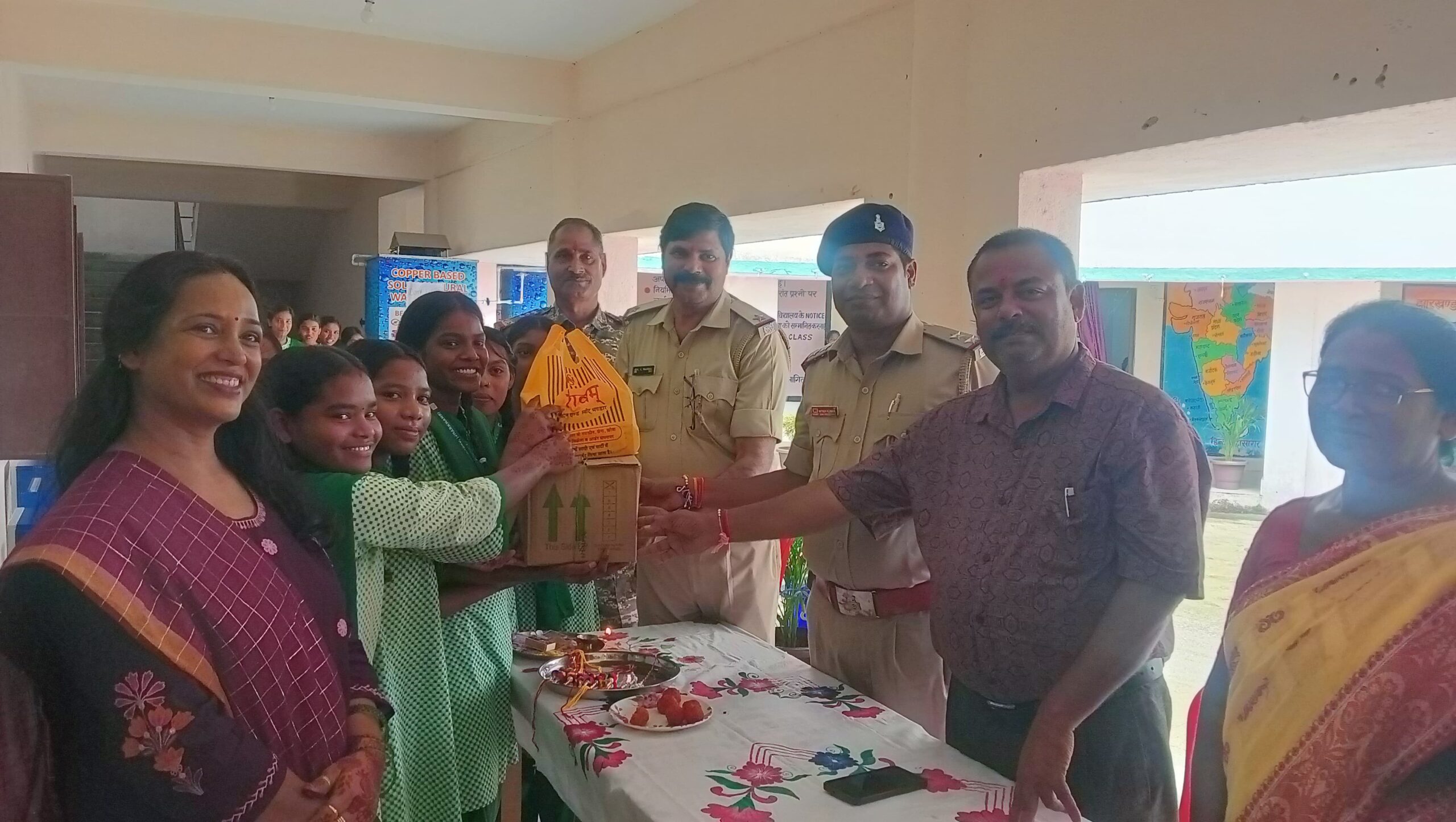 पूर्वी टुंडी के कस्तूरबा आवासीय विद्यालय में रक्षाबंधन की धूम, छात्राओं ने खुद बनाई राखियां