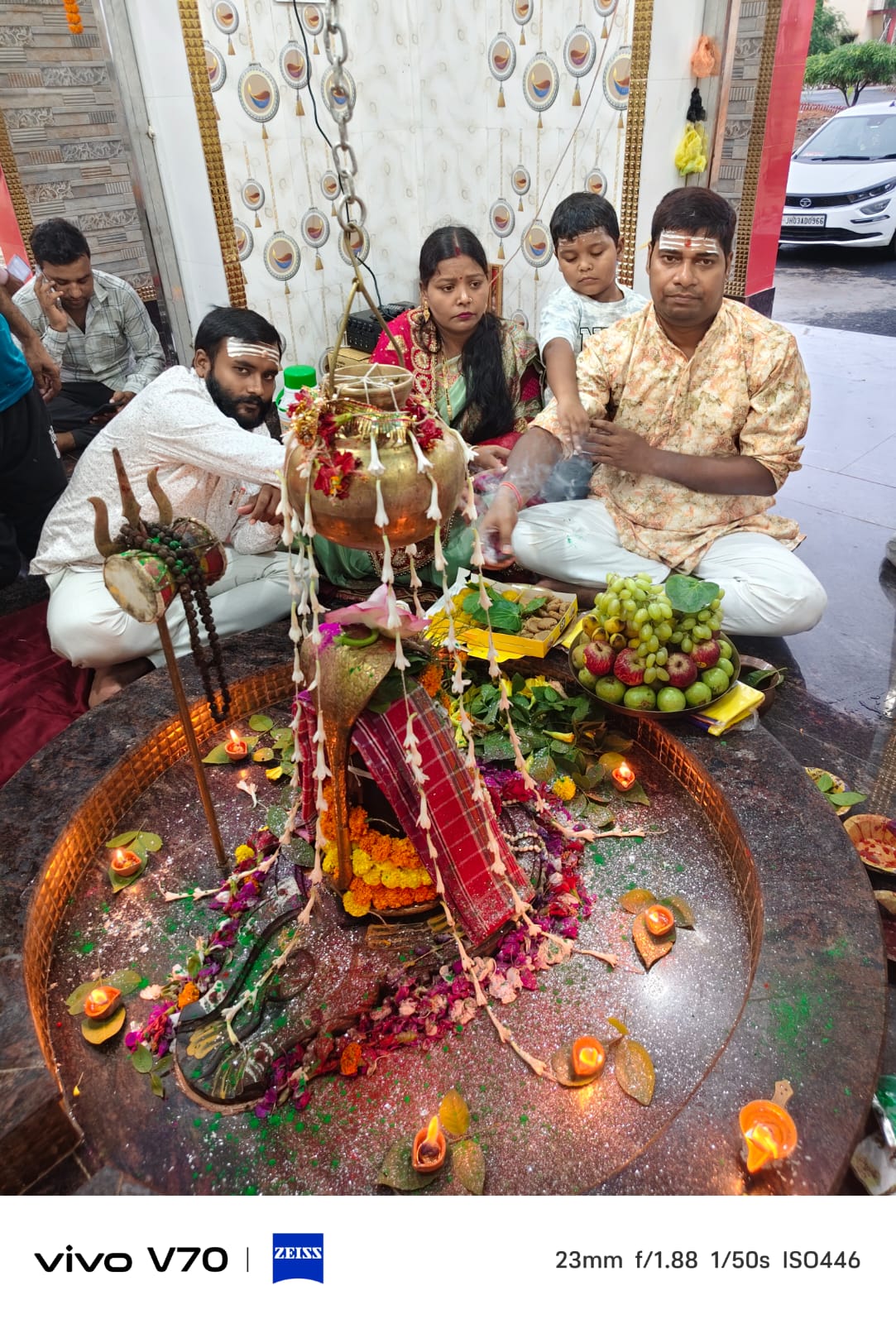 पूर्वी टुंडी थाना परिसर में सपरिवार भोलेनाथ की पूजा, उमड़ी श्रद्धालुओं की भीड़