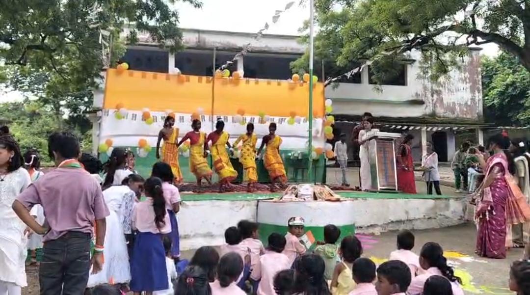 Dhanbad:दामोदरपुर पंचायत सचिवालय में हर्षोल्लास से मना स्वतंत्रता दिवस, बच्चों ने लगाए भारत माता के जयकारे