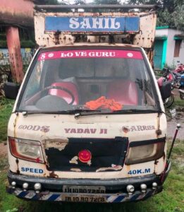 चंदनकियारी में मवेशियों से लदी पिकअप घेरकर पकड़ी, ग्रामीणों ने एक महिला को पुलिस को सौंपा