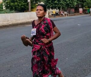 maharashtra बेटी की पढ़ाई के लिए साड़ी और नंगे पैर दौड़ी मां, मैराथन जीतकर पेश की मिसाल
