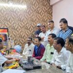 dhanbad 18 अगस्त से रजिस्ट्री कार्य ठप, अधिवक्ताओं और डीड राइटरों ने सांसद को सौंपा ज्ञापन
