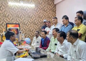 dhanbad 18 अगस्त से रजिस्ट्री कार्य ठप, अधिवक्ताओं और डीड राइटरों ने सांसद को सौंपा ज्ञापन