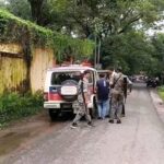 भवन प्रमंडल कार्यालय में टेंडर को लेकर बवाल, बाहरी और स्थानीय संवेदकों में मारपीट; दो हिरासत में