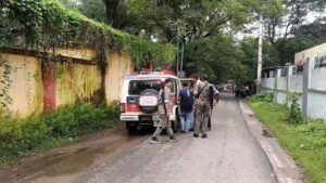 भवन प्रमंडल कार्यालय में टेंडर को लेकर बवाल, बाहरी और स्थानीय संवेदकों में मारपीट; दो हिरासत में