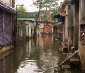 आसनसोल में लगातार बारिश से बाढ़ जैसे हालात, आवासीय इलाकों में जलभराव