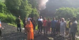 JhariaBreaking जोरदार आवाज के साथ धंसी जमीन, आग की लपटें और धुआं उठने से मची दहशत