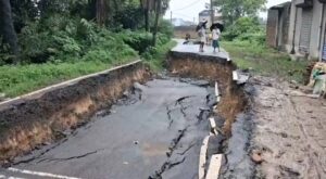 Asansol बारिश का कहर: बाराबनी में सड़क का बड़ा हिस्सा धंसा, आवागमन प्रभावित