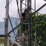 DhanbadBreaking भ्रष्ट व्यवस्था से परेशान युवक चढ़ा मोबाइल टावर पर, जयराम महतो से बातचीत के बाद उतरा