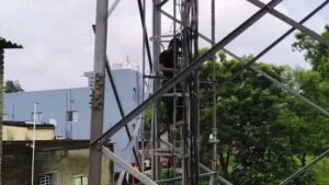 DhanbadBreaking भ्रष्ट व्यवस्था से परेशान युवक चढ़ा मोबाइल टावर पर, जयराम महतो से बातचीत के बाद उतरा