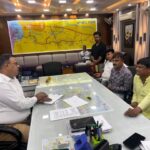 धनबाद की रेल समस्याओं को लेकर DRM से मिले सांसद ढुलू महतो, चार प्रमुख मांगों पर हुई चर्चा