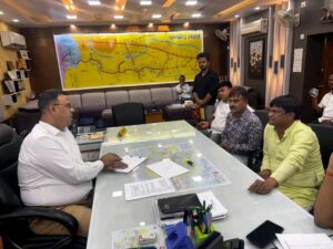 धनबाद की रेल समस्याओं को लेकर DRM से मिले सांसद ढुलू महतो, चार प्रमुख मांगों पर हुई चर्चा