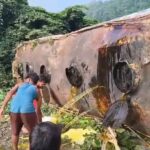 कोडरमा घाटी में रिफाइन लदा टैंकर पलटा, तेल लूटने के लिए ग्रामीणों में मची होड़
