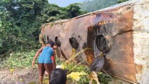 कोडरमा घाटी में रिफाइन लदा टैंकर पलटा, तेल लूटने के लिए ग्रामीणों में मची होड़