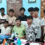 बच्चों को खेल के प्रति जागरूक करने के लिए थाना प्रभारी ने बांटे फुटबॉल और जर्सी