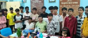 बच्चों को खेल के प्रति जागरूक करने के लिए थाना प्रभारी ने बांटे फुटबॉल और जर्सी