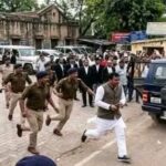 गिरिडीह कोर्ट परिसर से पुलिस अभिरक्षा में मुखिया फरार, पुलिसकर्मी को धक्का देकर बोलेरो से भागा