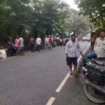 सड़क दुर्घटना में युवक की मौत, मुआवजे की मांग को लेकर परिजनों ने थाना के पास किया हंगामा