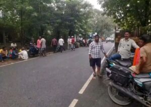 सड़क दुर्घटना में युवक की मौत, मुआवजे की मांग को लेकर परिजनों ने थाना के पास किया हंगामा