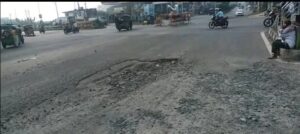 मेमको मोड़ की सड़क पर एक महीने से बड़ा गड्ढा, हादसे के खतरे के बीच जिम्मेदार विभाग बेखबर