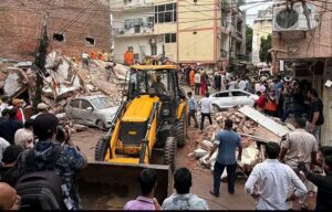 दिल्ली के सत्य निकेतन में इमारत गिरने से हड़कंप, NDRF ने संभाला मोर्चा