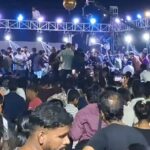 धनबाद में आर्यन केल्विन की फैन मीट में हंगामा, बैरिकेडिंग तोड़ मंच तक पहुंची भीड़