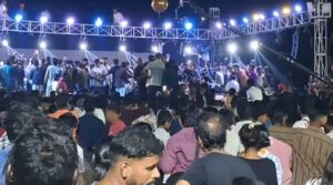 धनबाद में आर्यन केल्विन की फैन मीट में हंगामा, बैरिकेडिंग तोड़ मंच तक पहुंची भीड़