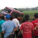 तेज बारिश के बीच अनियंत्रित होकर पलटी मिनीबस, महिला और बच्चा घायल