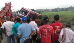 तेज बारिश के बीच अनियंत्रित होकर पलटी मिनीबस, महिला और बच्चा घायल