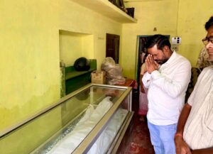 सिंदरी विधायक चंद्रदेव महतो ने रीता चटर्जी के निधन पर जताया शोक, परिजनों से मिलकर दी सांत्वना
