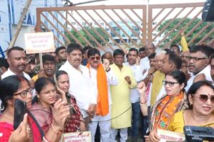 छात्रों के मुद्दों को लेकर भाजपा का धनबाद में प्रदर्शन, उपायुक्त कार्यालय घेराव