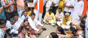 JPSC-CGL धांधली के खिलाफ धनबाद में भाजपा का प्रदर्शन, सरकार पर लगाए गंभीर आरोप