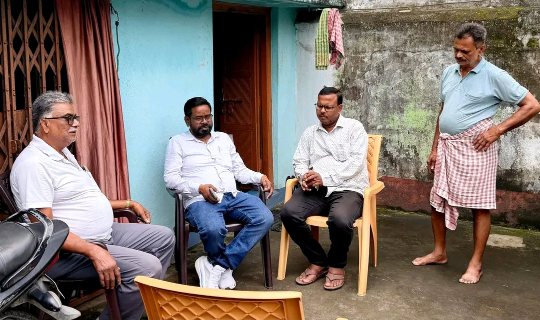 आमटाल में युवक के असामयिक निधन से शोक, सिंदरी विधायक चंद्रदेव महतो ने परिजनों से की मुलाकात
