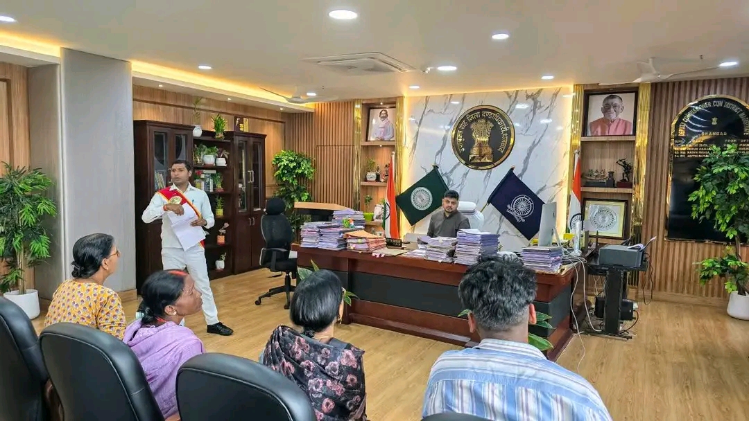धनबाद में जनता दरबार, डीसी आदित्य रंजन ने सुनी आमजनों की समस्याएं; त्वरित कार्रवाई के निर्देश