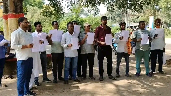 जीवित महिला का मतदाता सूची से नाम हटाने का आरोप, सैकड़ों लोग पहुंचे पचंबा थाना