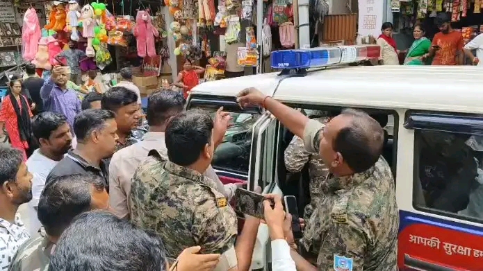 जिस गली में बाइक चोरी की थी, वहीं दोबारा घूमता मिला युवक; लोगों ने पकड़कर पुलिस को सौंपा