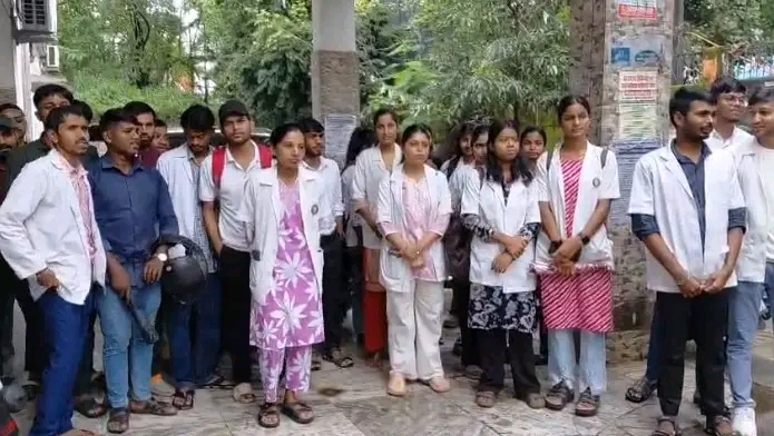 SNMMCH के 50 बॉन्ड छात्रों का वेतन अटका, सिविल सर्जन कार्यालय के बाहर प्रदर्शन