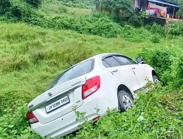 बलियापुर में हादसा! आमझर बैरागी बांध के पास हाइवा के चकमे से खेत में पलटा वाहन