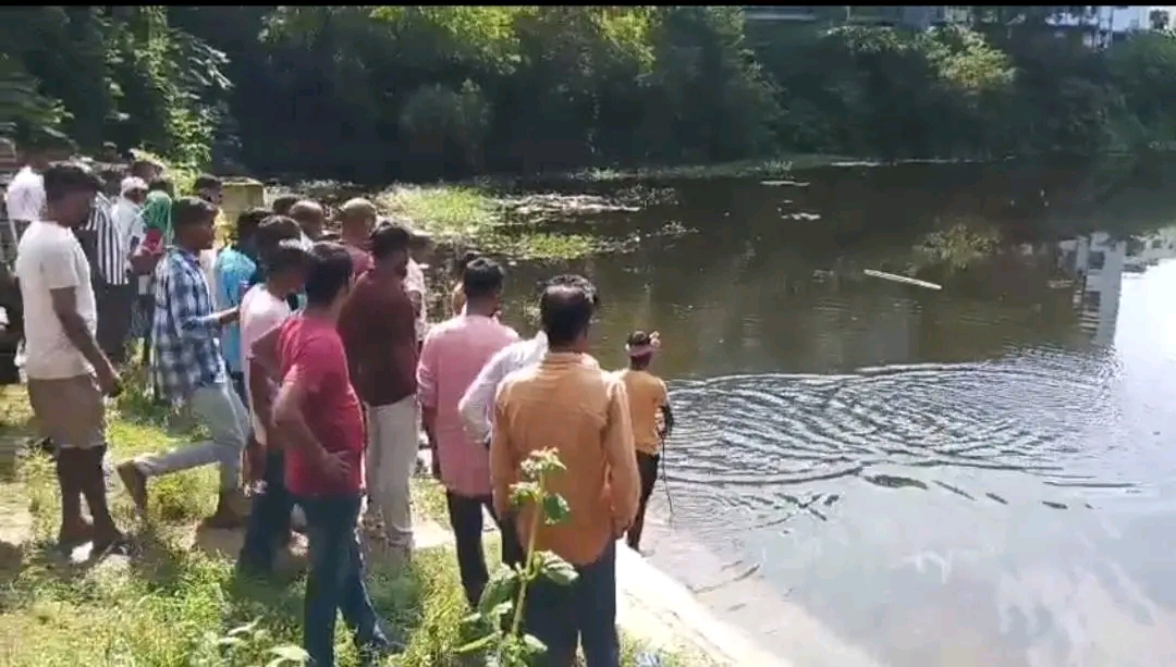 नावाडीह बस्ती के छठ तालाब में 42 वर्षीय व्यक्ति डूबे, गोताखोरों से तलाश जारी