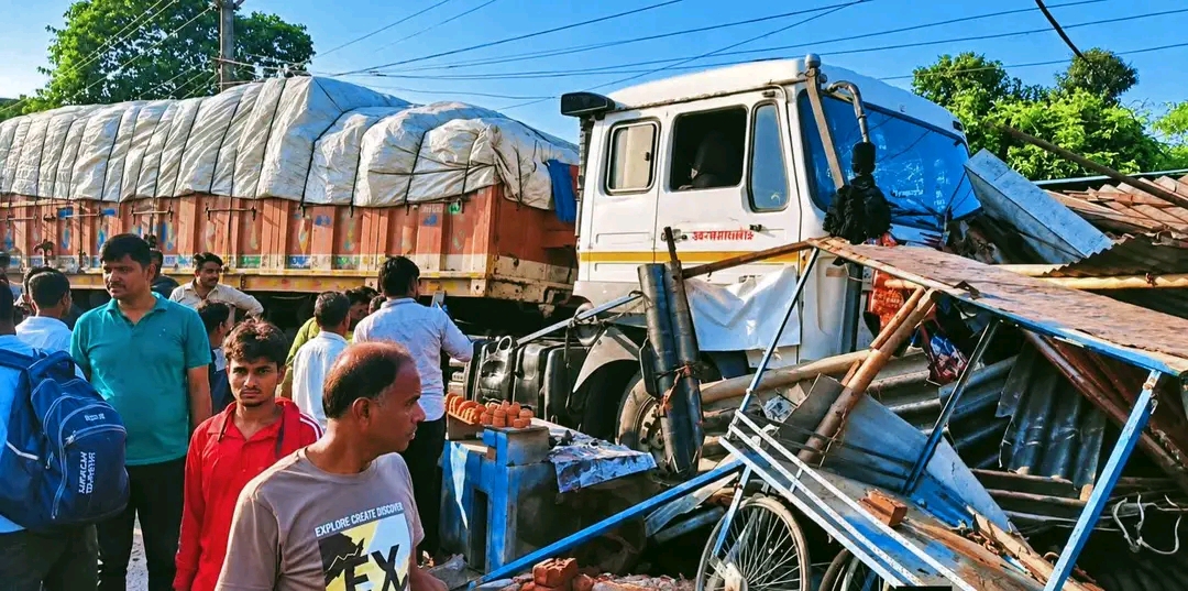 बरवाअड्डा में बेकाबू ट्रेलर दुकान में घुसा, चाय-लिट्टी की दुकान जमींदोज; 4 बाइक क्षतिग्रस्त