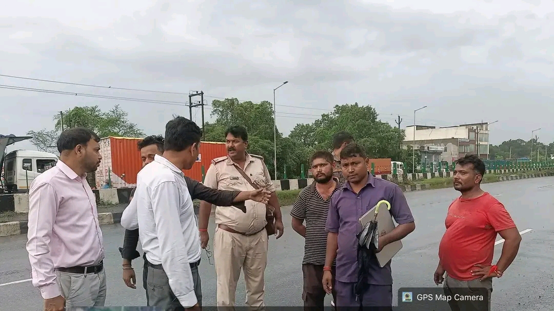 धनबाद में नेशनल हाईवे पर अवैध पार्किंग के खिलाफ कार्रवाई, 45 वाहनों से 3 लाख रुपये जुर्माना