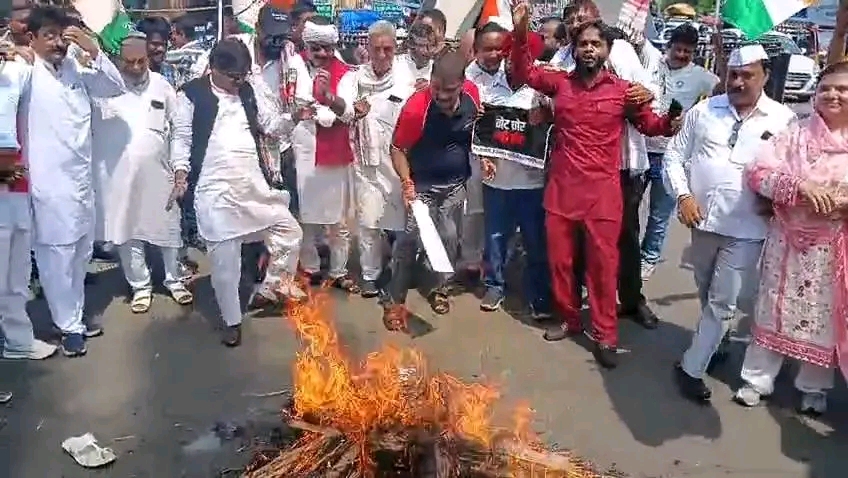 SIR के विरोध में धनबाद में कांग्रेस का आक्रोश मार्च, निर्वाचन आयोग के खिलाफ प्रदर्शन