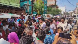 करंट की चपेट में आने से मजदूर की मौत, मुआवजे की मांग पर लोगों ने सड़क जाम की