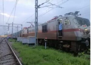 आरा के पास महानंदा एक्सप्रेस का इंजन और तीन कोच पटरी से उतरे, बड़ा हादसा टला