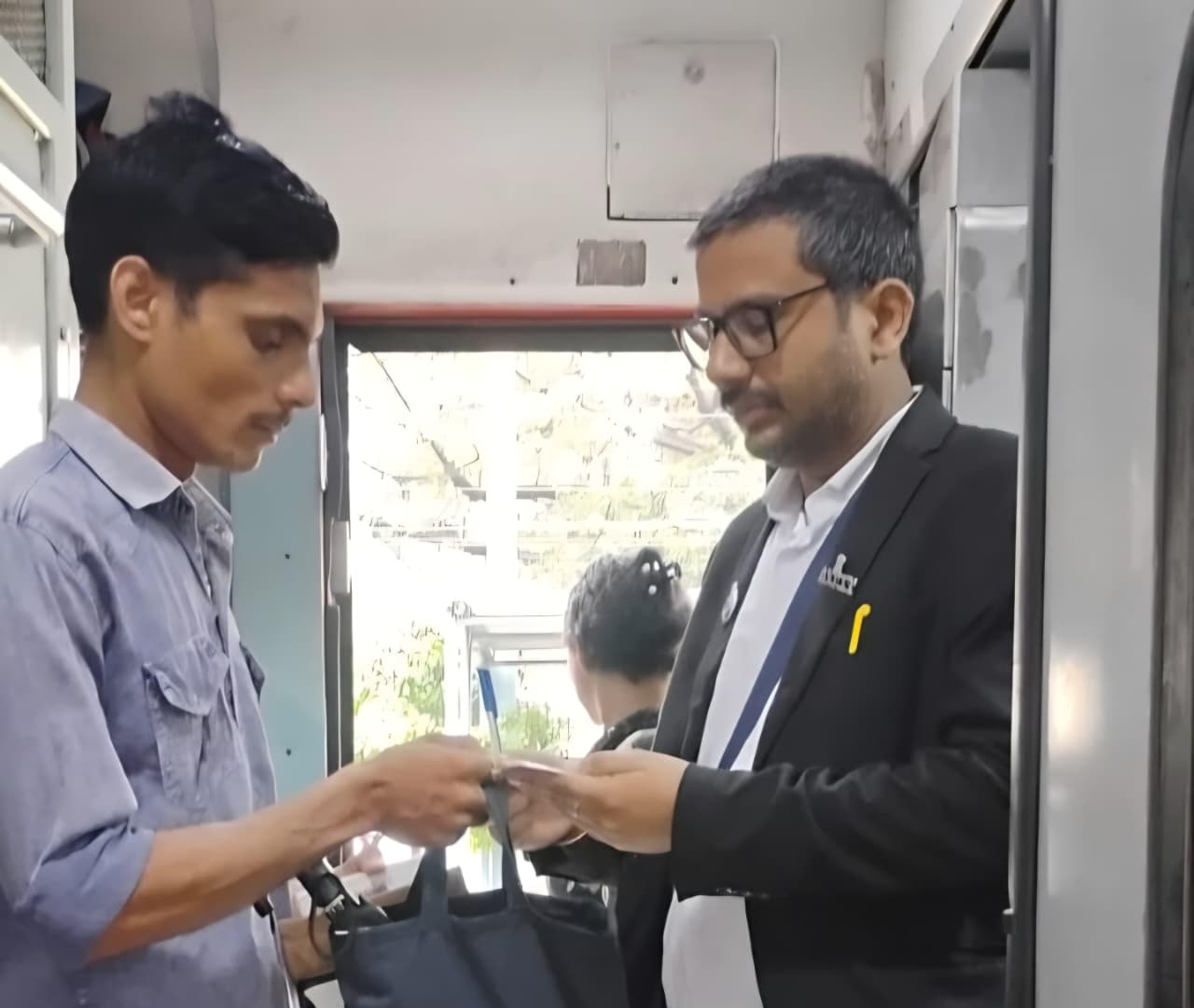 धनबाद मंडल में मेगा टिकट चेकिंग अभियान, 384 यात्रियों से ₹2.87 लाख जुर्माना वसूला