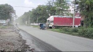जर्जर बलियापुर बाईपास सड़क पर भारी वाहनों का दबाव, रोज खतरे में हजारों लोगों की जान