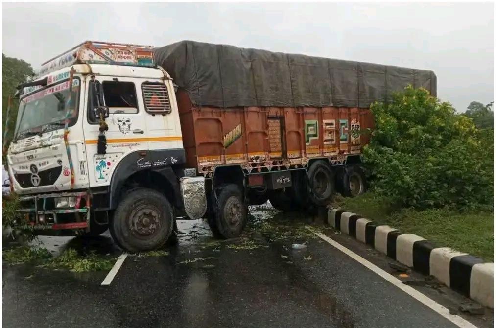 Jharkhand:बगोदर में तेज रफ्तार मालवाहक ट्रक दुर्घटनाग्रस्त, पुलिस पहुंची मौके पर