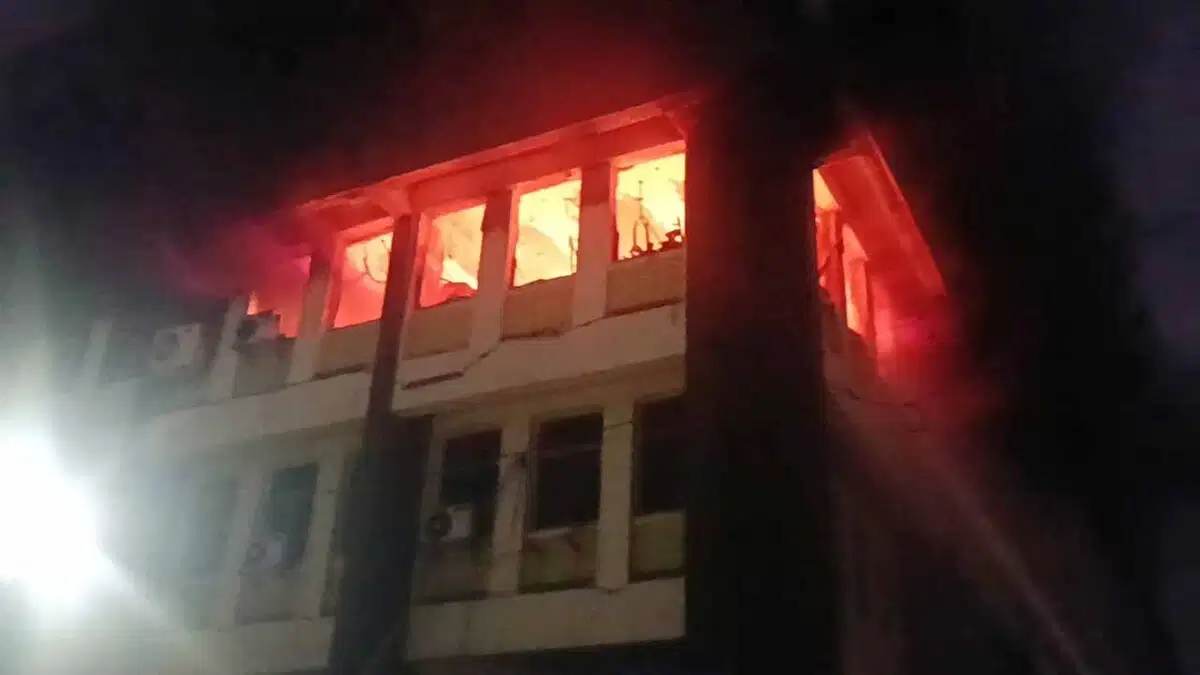 जमशेदपुर की LIC बिल्डिंग में भीषण आग, 3 घंटे की मशक्कत के बाद काबू