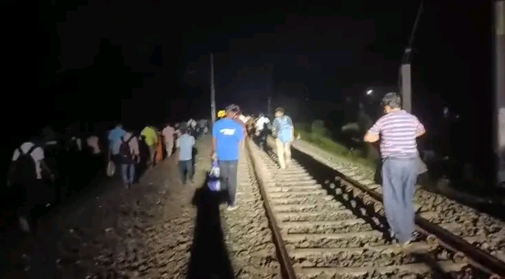 शांतिपुर लोकल ट्रेन की चपेट में आया युवक, मौके पर मौत; लंबे समय तक बाधित रहा रेल परिचालन