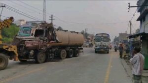 मुर्शिदाबाद में टैंकर की टक्कर से मकान में घुसा मिनी ट्रक, तीन लोगों की बची जान
